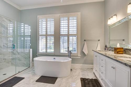 Phòng tắm tại Walk to Coker University and Dtwn! Home with Game Room