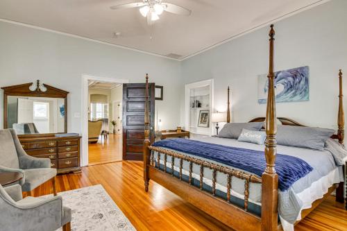 Giường trong phòng chung tại Walk to Coker University and Dtwn! Home with Game Room