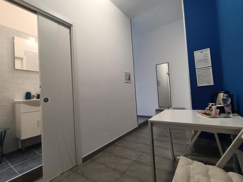 Fotografie z fotogalerie ubytování Adriatic Room 50 m dalla stazione Ferroviaria di Ciampino e dalla navetta aeroportuale v destinaci Ciampino