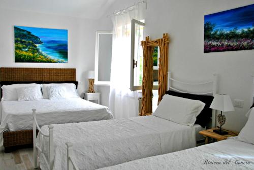 ヌマーナにあるBed And Breakfast Le Azaleeの白いベッドルーム(ベッド2台、窓付)