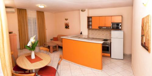 Modern Eingerichtete Ferienwohnung Orange