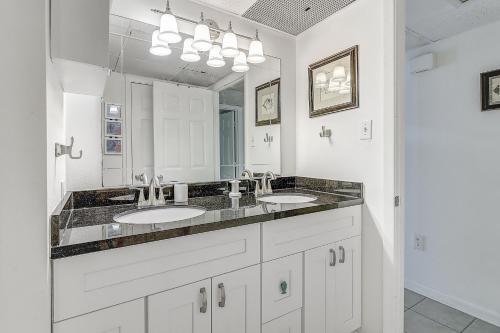 Un baño con dos lavabos y un espejo grande. en Nelray Shores at Seamist Condominiums, en Port Aransas