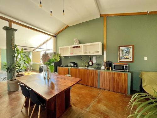 Kuchyň nebo kuchyňský kout v ubytování Pargos Ocean view apt steps from Carrizalillo