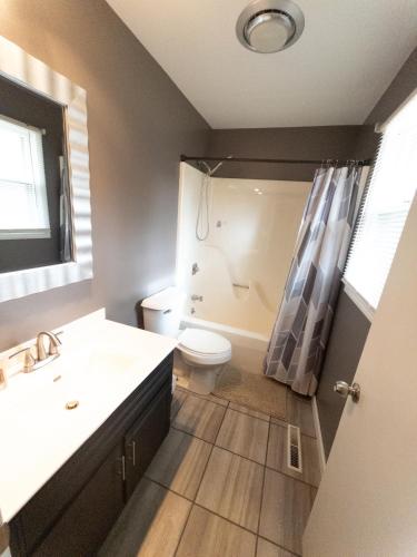 Vannituba majutusasutuses Cozy Getaway Near Lake Decatur