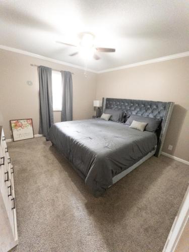 Voodi või voodid majutusasutuse Cozy Getaway Near Lake Decatur toas