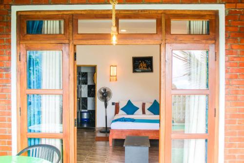 Habitación con cama y puertas correderas de cristal en Nature Rock Ella, en Ella