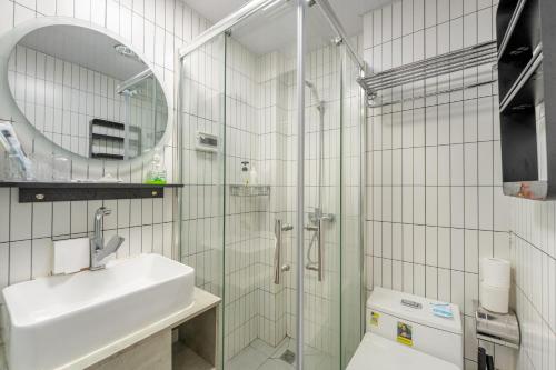 ein Badezimmer mit Dusche, Waschbecken und Toilette in der Unterkunft Fanhua Life IN Nanjing West Road Store 1 in Shanghai