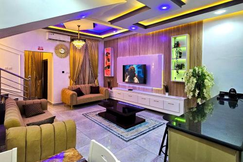 Μια τηλεόραση ή/και κέντρο ψυχαγωγίας στο 2 Bed Apartment 7 - Tranquil Benin City Retreat