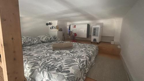 une chambre avec un lit avec une couette dessus dans l'établissement The cozy corner of Amelie, à Nice