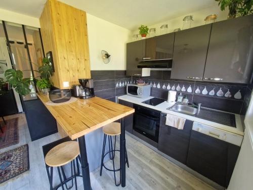 cocina con mesa de madera y encimera en Charmant studio, en Saint-Gervais-les-Bains