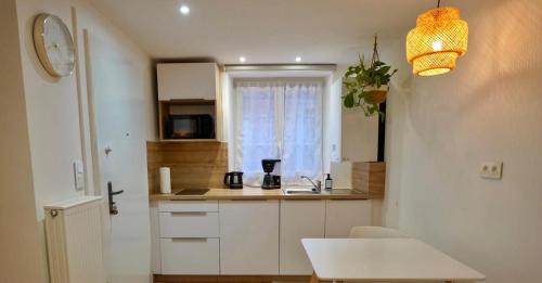 Kuchyň nebo kuchyňský kout v ubytování Le Cocon d'Obernai