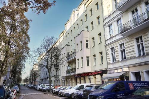 una fila di auto parcheggiate in una strada accanto agli edifici di Ferienwohnung Berlin Tiergarten a Berlino