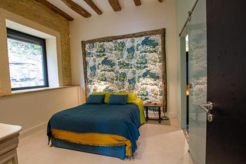 奥瑞阿卡杜佩里戈尔La grange de gaulejac的一间卧室设有一张床和一个大墙