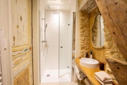 奥瑞阿卡杜佩里戈尔La grange de gaulejac的浴室配有淋浴和洗手池