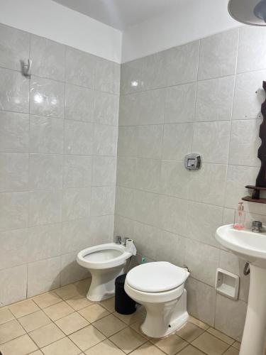 Departamento R&L في انكارناسيون: حمام مزود بمرحاض ومغسلة