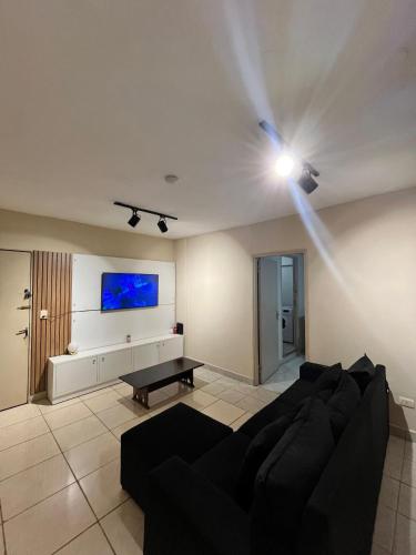 Departamento R&L في انكارناسيون: غرفة معيشة بها أريكة وجهاز تلفزيون معلق في السقف