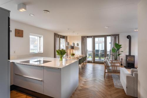 an open kitchen and living room with a kitchen island at Duyndomein Noordwijk in Noordwijk