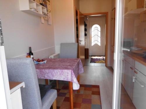 eine kleine Küche mit Tisch und ein Esszimmer in der Unterkunft Ferienwohnung für 2 Personen ca 40 m in Diemelsee-Adorf, Hessen Nordhessen in Diemelsee