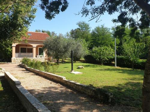 Am Fluss Gelegenes Haus Mit Galerieschlafplätzen