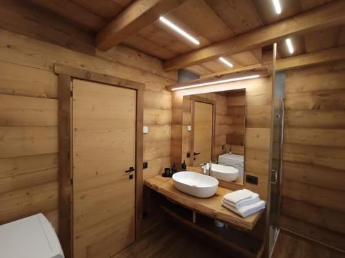 Ένα μπάνιο στο SkyWood House