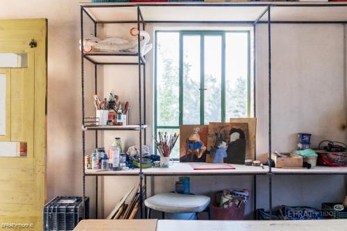 Cette chambre comprend un bureau avec une chaise et une fenêtre. dans l'établissement הבית האנדלוסי, à H̱aẕeva