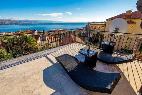 2 Stühle auf einem Balkon mit Meerblick in der Unterkunft Ferienhaus für 8 Personen ca 220 qm in Opatija, Kvarner Bucht Gespanschaft Primorje-Gorski in Opatija