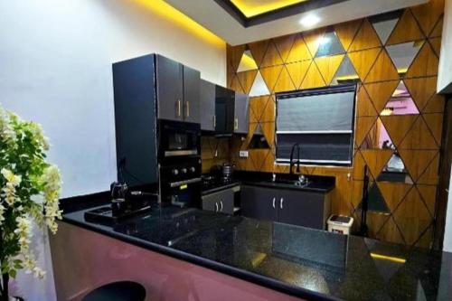 Η κουζίνα ή μικρή κουζίνα στο 2 Bed Apartment 7 - Tranquil Benin City Retreat
