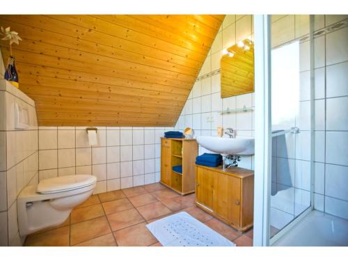 un bagno con un water e un lavandino di Ferienhof Ebsen a Langenhorn