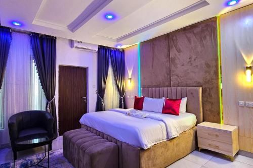 Ένα ή περισσότερα κρεβάτια σε δωμάτιο στο 2 Bed Apartment 2 - Cosy Benin City Escape