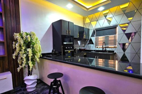 Η κουζίνα ή μικρή κουζίνα στο 2 Bed Apartment 2 - Cosy Benin City Escape