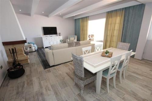 Imagen de la galería de Apartment Mit Terrasse, Pool Und Garten, en Guía de Isora