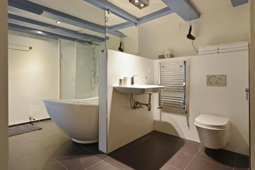 bagno con vasca, lavandino e servizi igienici di Luxueuze Studio Herengracht ad Amsterdam