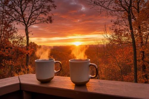 zwei Tassen Kaffee auf einem Tisch mit Aussicht in der Unterkunft The Fox & Fir Luxe Retreat- Sauna & Cold Plunge in Blue Ridge