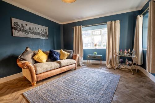 un salon avec un canapé et une fenêtre dans l'établissement Beach Bungalow, à Pakefield