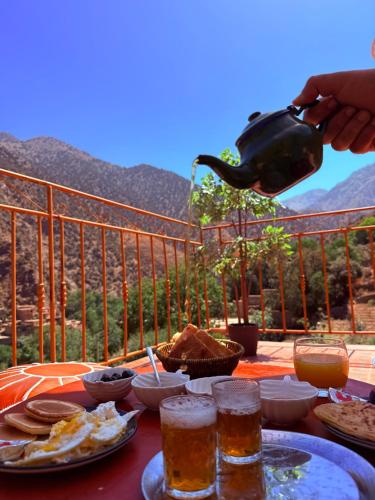 Nespecifikovaný výhled na hory nebo výhled na hory při pohledu z chaty