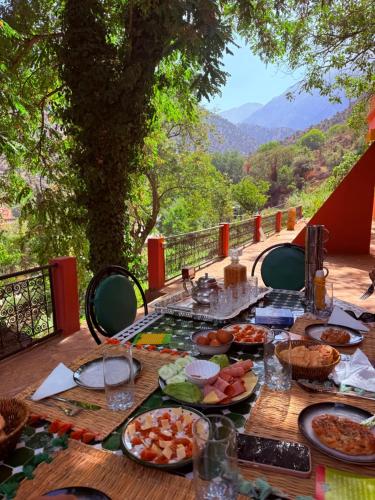 Nespecifikovaný výhled na hory nebo výhled na hory při pohledu z chaty