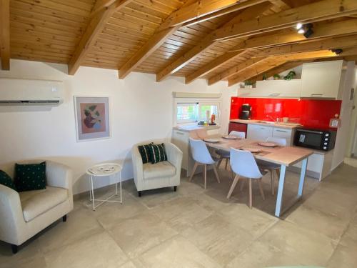 Kuchyň nebo kuchyňský kout v ubytování Ακτή Βολέρι panoramic view suite-parking-5g wifi