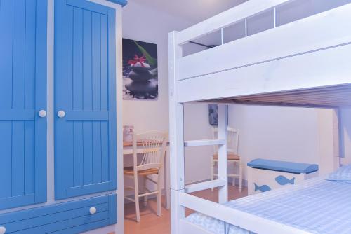 une chambre avec un lit superposé et une table dans l'établissement Gîte De La Voûte, à Fécamp