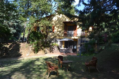 a group of chairs sitting in front of a house at Freistehendes Haus Mit Garten Zur Alleinigen Nutzung in Umbertide
