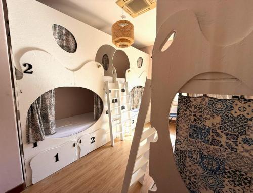 una habitación infantil con zona de juegos y litera en Sunset Destination Hostel, en Lisboa