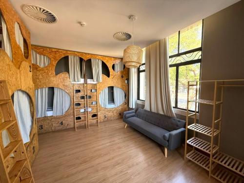una sala de estar con un sofá y un montón de espejos en Sunset Destination Hostel, en Lisboa