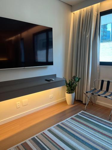 Una televisión o centro de entretenimiento en ArqSuites Nações Unidas TransExpo - Novo quarto privado dentro do Hotel
