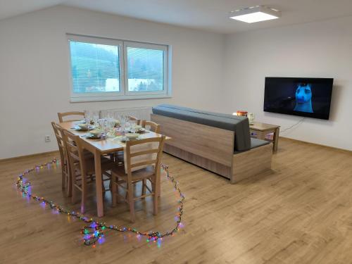 Μια τηλεόραση ή/και κέντρο ψυχαγωγίας στο Apartmány Čtyři sezóny ve Stráži