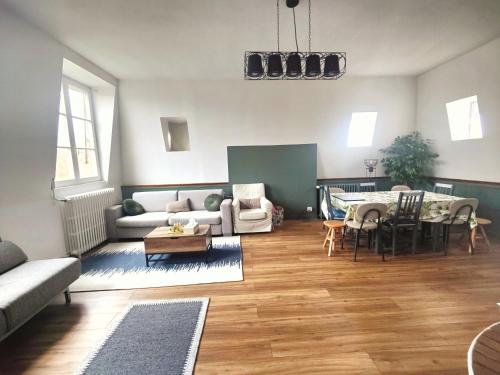 un salon avec un canapé et une table dans l'établissement large 5-bedroom 2 floor apartment 200 m2, à Nemours