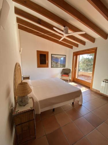 a bedroom with a bed in a room with a window at Sa Voliaina - Formentera in La Savina