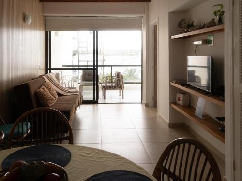 un salon avec un canapé, une télévision et une table dans l'établissement Apartamento en el Centro de San Andrés Islas con vista al mar- Edificio Bay Point 703, à San Andrés
