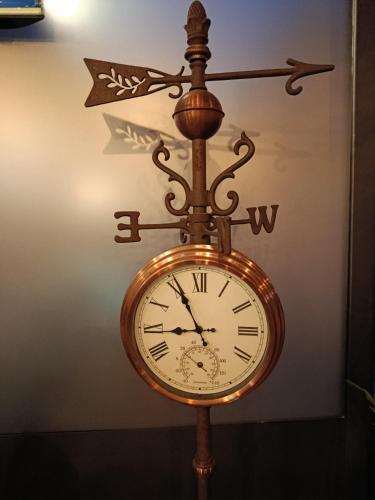 une horloge avec une girouette au sommet dans l'établissement Bocche di Cattaro Apartments, à Kotor