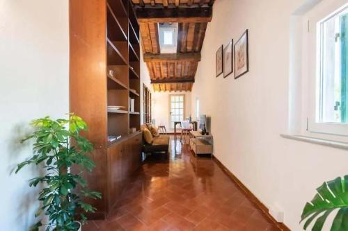 比萨Eulalia's Attic - Affitti Brevi Italia的走廊上设有带沙发的客厅