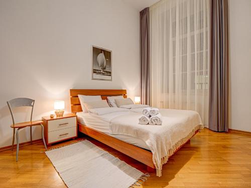 une chambre avec un grand lit et une fenêtre dans l'établissement Authentic Old Riga Heritage, 2BR, Grand Ceilings, à Tīnūži