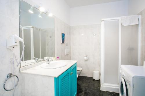 Koupelna v ubytování Apto 2 Almoraide Suites